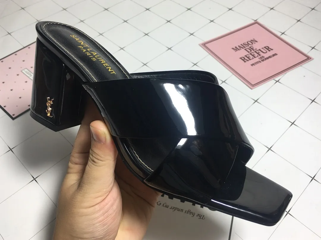 👟👟Ex-factory price 340👟👟 Genuine leather base +40 7CM heel cow patent leather series. 2018 Saint Laurent YSL’s strongest new cross-strap slippers are available in two heel heights. They are 7CM and 9CM respectively. The fabric is made of cowhide. The lining is made of first-layer sheepskin. Size: 34-41 (size 42 can be customized). It is very stable when walking and does not lose its heel.